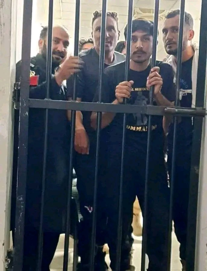 yousafzailaiba3's tweet image. په بنو کې دې ځوانانو ده نوکرۍ نه استعفۍ ورکړۍ خو ده رېاست جېل کۍ بندېان کړل او ورته واۍ چۍ اسعفۍ ګانۍ به نه ورکوۍ اوس پۍ په ځور نوکرۍ کوۍ لکه چۍ اخېرۍ سلګۍ دۍ🤨