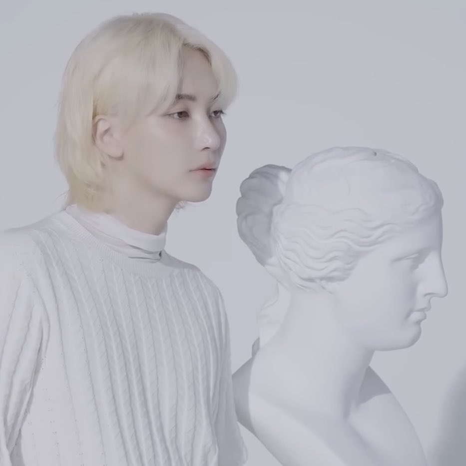 누가 조각상인지 모르겠는데요❔