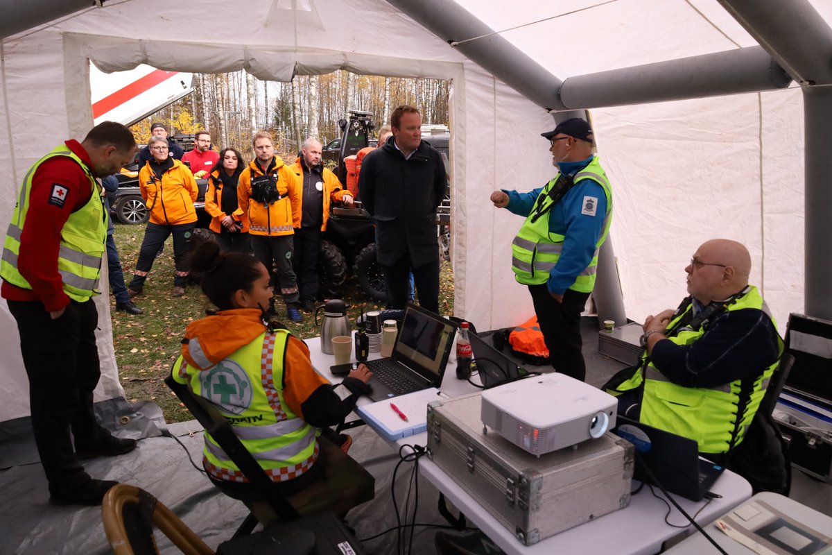 Rundt 50 frivillige deltok i redningsøvelse da statssekretær Hans-Petter Aasen i <a href="/Justisdep/">Justisdepartementet</a> besøkte Sandvika fredag. Øvelsen foregikk både på land og på sjøen, og gav et innblikk i hva den frivillige redningstjenesten kan utføre når alarmen går. forf.no/ovelse-ovelse-…