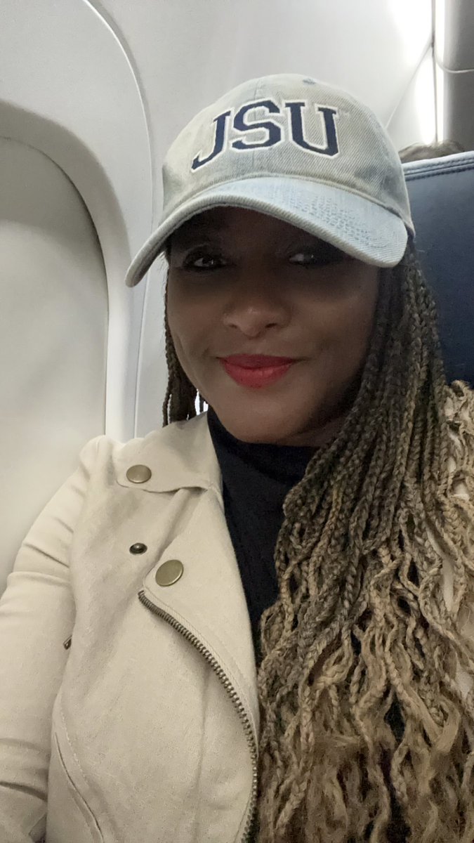 TheLSherieAlert's tweet photo. When you’re working, but it’s officially Thee Homecoming Week! ✈️💙

#JSUAlumna #FlyJAN #TheeiLove  #JSUHomecoming24 #AviationProfessional https://t.co/0Vr2ns74vr