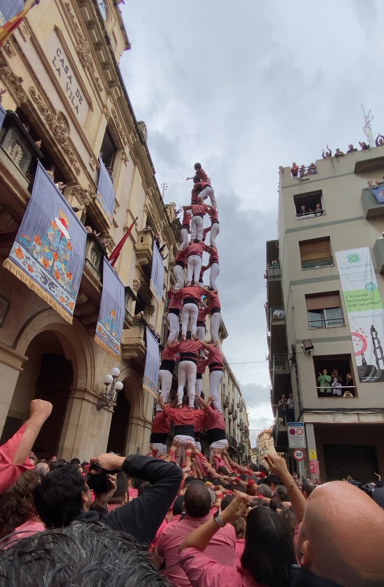 collavella's tweet photo. A la segona ronda descarreguem el 4d9sf!
#castells https://t.co/HGjfx4RsNE