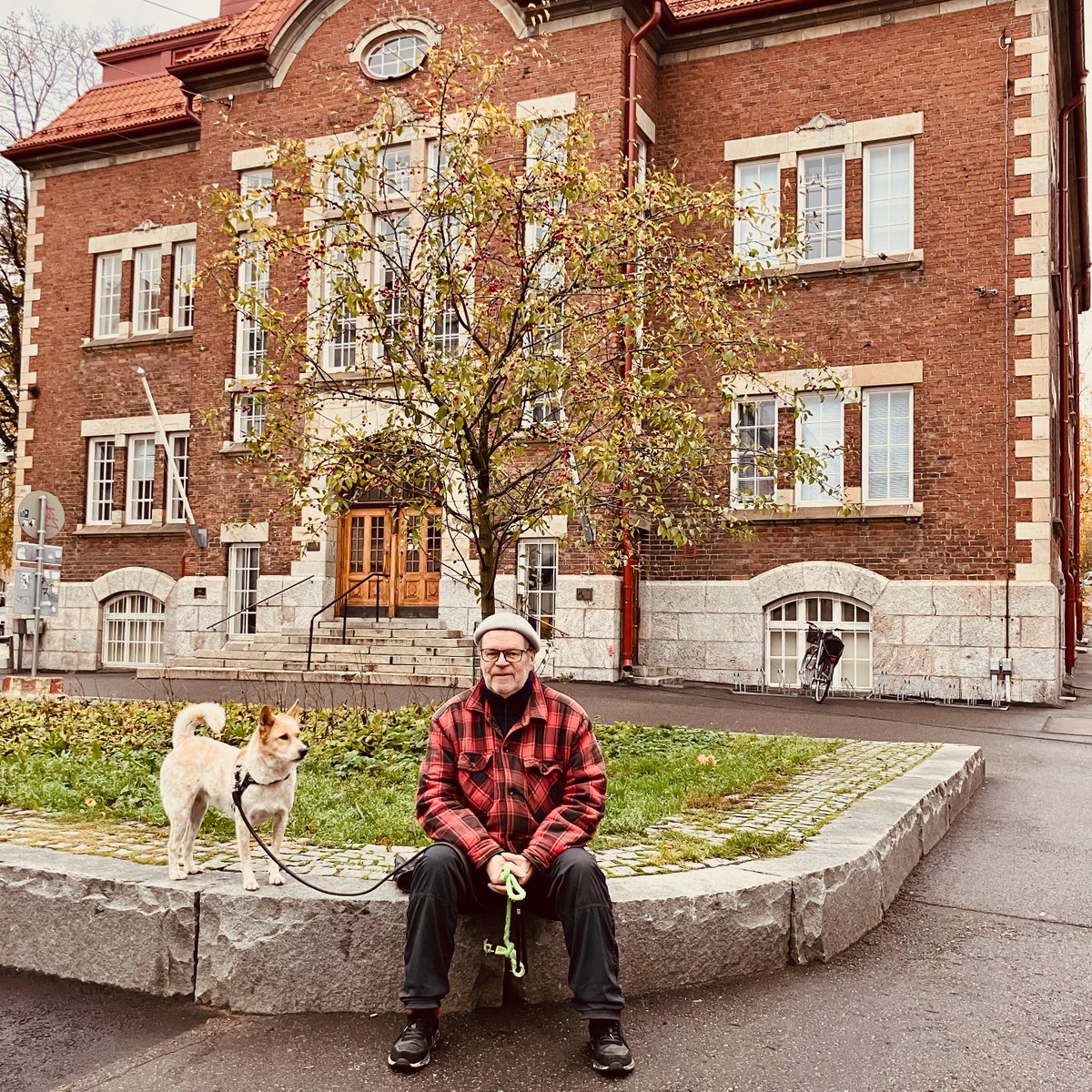 Aamulla "vapaamielisen ja punavihreän Suomen ytimessä". Kirjaston edessä oli niin kuvauksellinen pari, että kysyin saanko ottaa kuvan. Jatkoin matkaa puukko taskussa. Olin menossa metsäretkelle.
hs.fi/feature/art-20…