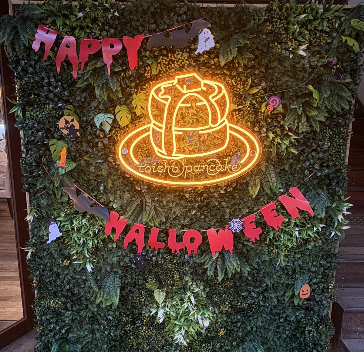 k_s2_a_'s tweet photo. 北堀江にあるトイチパンケーキさんのハロウィン限定パンケーキと3Dラテアート☕️
いろんな界隈のおともだち連れていくけどみんな喜んでくれる🥳 https://t.co/FniZ773V6m
