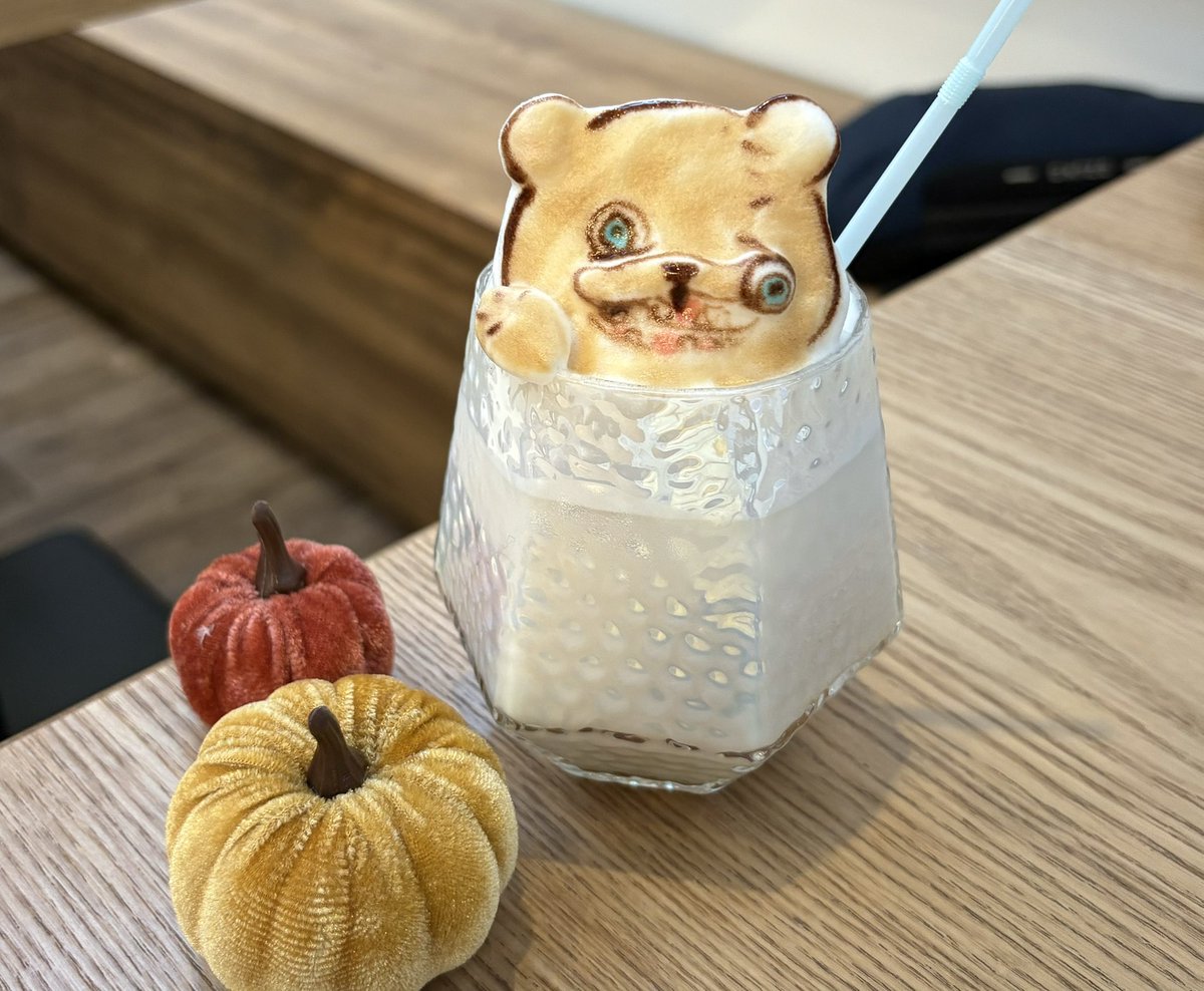 k_s2_a_'s tweet photo. 北堀江にあるトイチパンケーキさんのハロウィン限定パンケーキと3Dラテアート☕️
いろんな界隈のおともだち連れていくけどみんな喜んでくれる🥳 https://t.co/FniZ773V6m