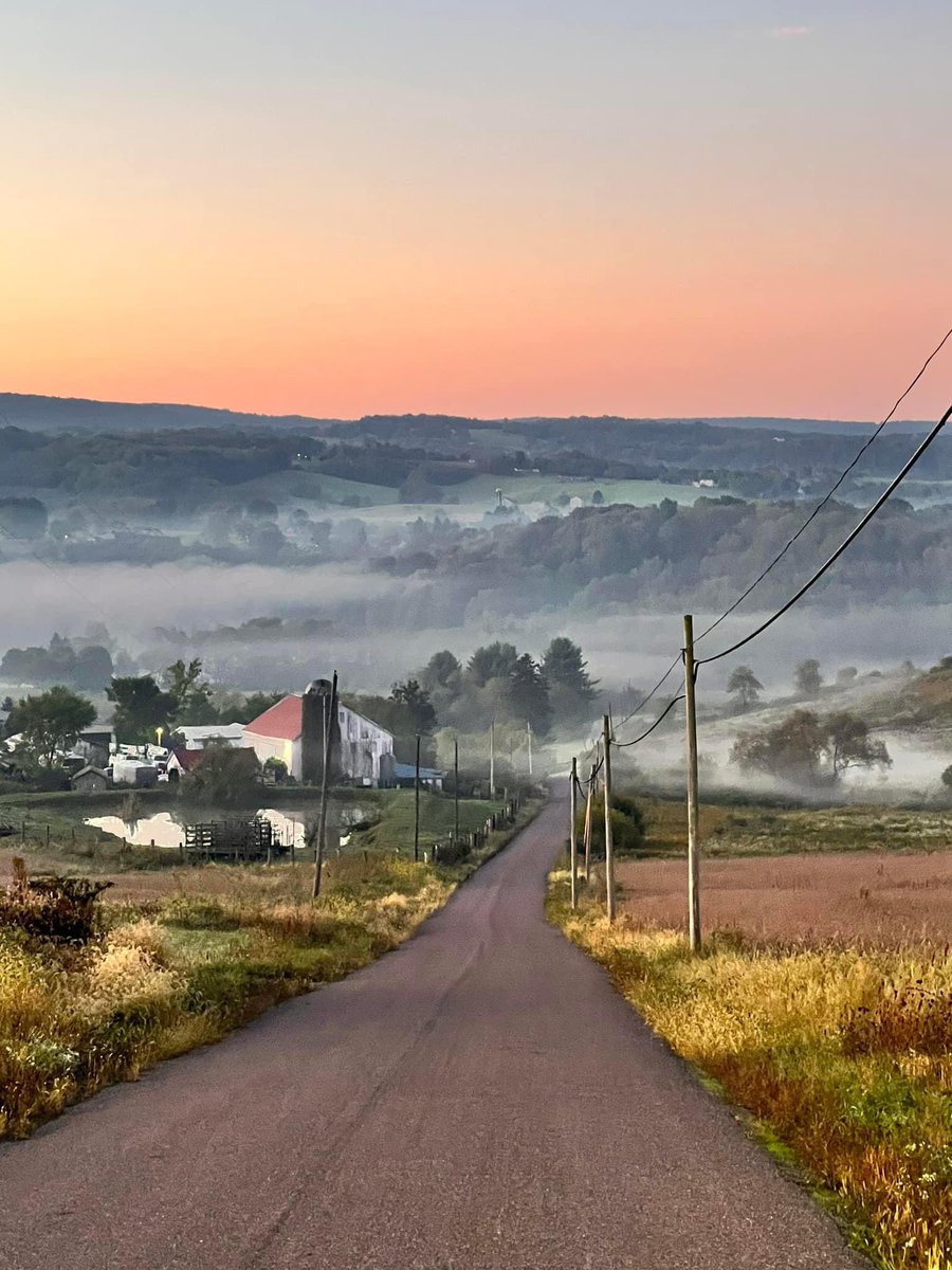 ZitoSalena's tweet photo. Photo of my home county per Ken Busony is so beautiful— there are so many times when I’m driving that I want to capture scenes like this here in Westmoreland but also across the state that i’d spend too much time pulling over and not enough time driving❤️ #MiddleOfSomewhere https://t.co/GmLQAobrjJ