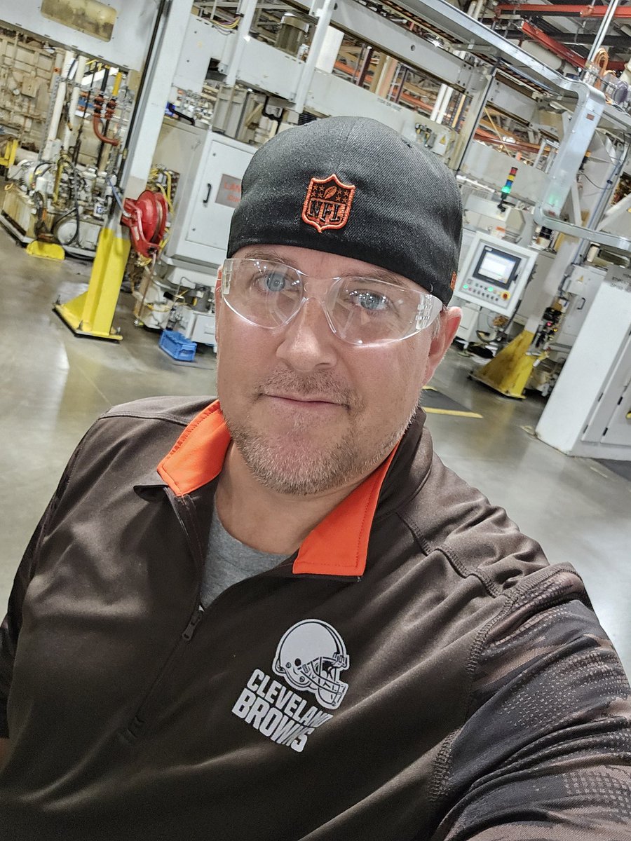 jrod9176's tweet photo. Welp, I've got my belt, boxer briefs, hat, and 2 shirts trying to help manifest a miracle #Browns victory from work today. ๐๐ผ๐ค๐ผ
Go #DawgPound https://t.co/lucLr9aqr0