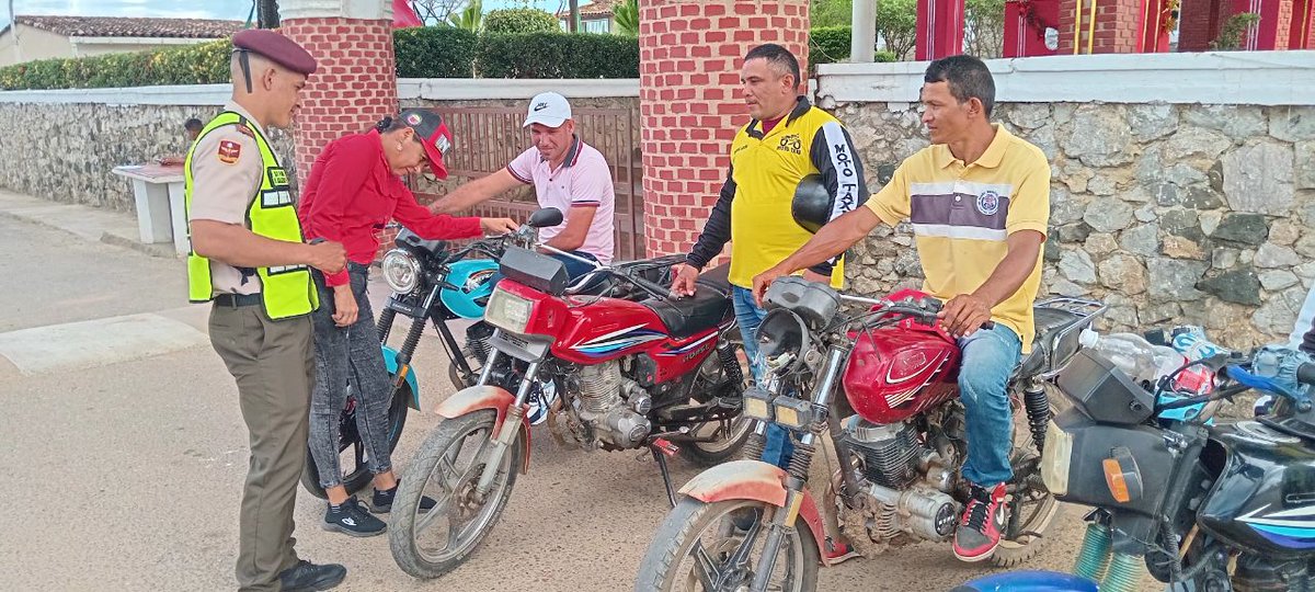 intt_zaraza's tweet photo. #NavidadesSeguras2024 | El #INTT Zaraza y GNB imparten charlas de concientización para controla el transporte en el país, cumpliendo con lo establecido en la Ley de Transporte Terrestre en su Artículo 23, numeral 6. Así reducir los índices de accidentabilidad. https://t.co/fLoyeN2LKx
