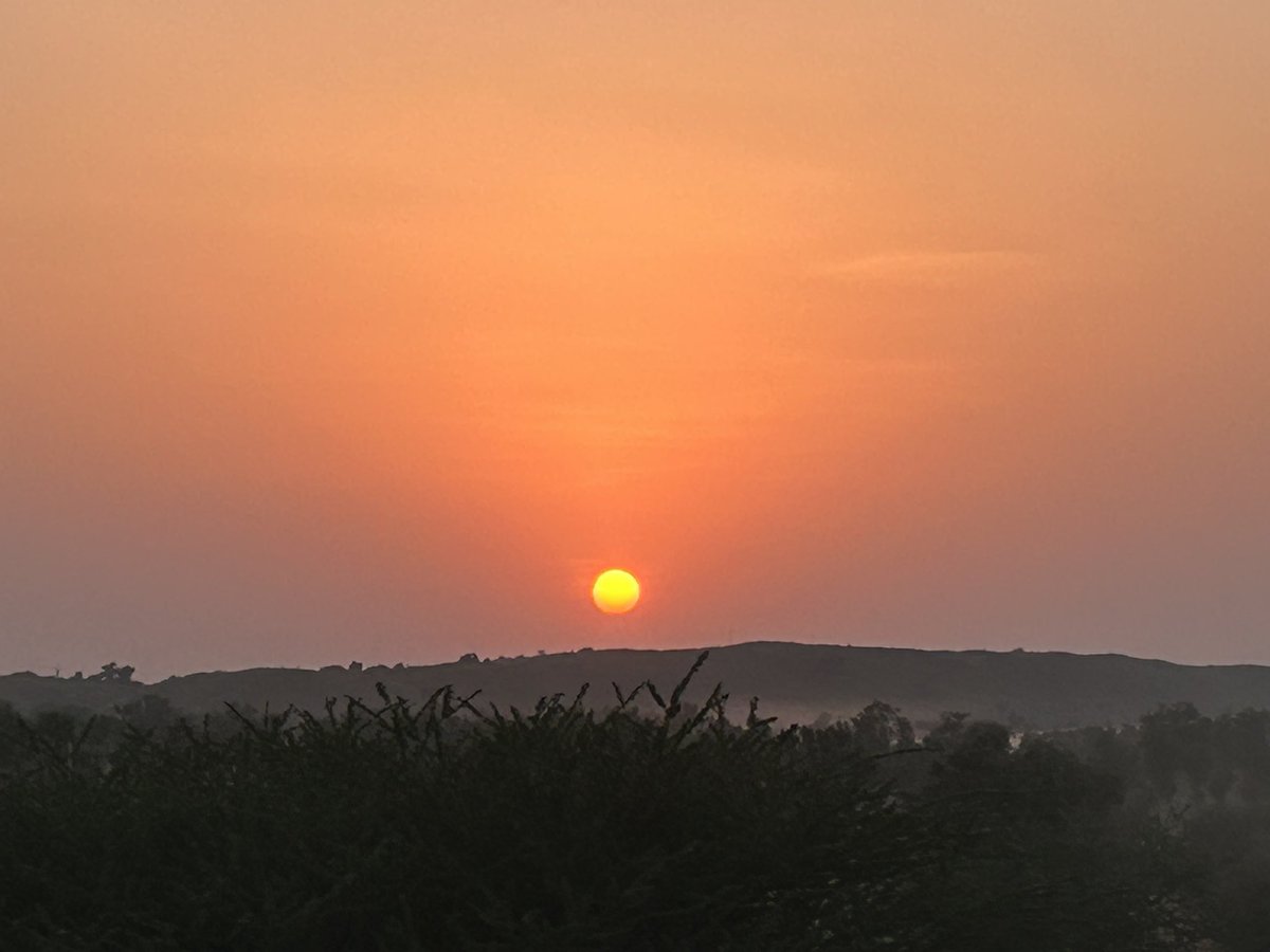 pnsidh's tweet image. Nothing beats watching the sunset at my favorite spot – where the sky turns into a canvas of colors, and time seems to pause. It’s a reminder of nature’s beauty and the calm it brings. 🌅 #SunsetMagic #FavoritePlace