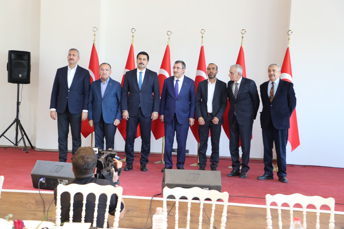 AK PARTİ ŞANLIURFA (@akpartiurfa) on Twitter photo Cumhurbaşkanı Yardımcımız Sayın Cevdet Yılmaz'ın katılımıyla düzenlenen Şenyaşar ve Yıldız Aileleri arasındaki barış yemeğine İl Başkanımız <a href="/milhamigunbegi/">Mehmet İlhami GÜNBEGİ</a> katıldı.
Kardeşliğin mozaiği olan Şanlıurfa'mızda, barışa emek verenlere teşekkür ediyoruz.
<a href="/RTErdogan/">Recep Tayyip Erdoğan</a> <a href="/erkankandemir/">Erkan Kandemir</a> Cumhurbaşkanı Yardımcımız Sayın Cevdet Yılmaz'ın katılımıyla düzenlenen Şenyaşar ve Yıldız Aileleri arasındaki barış yemeğine İl Başkanımız <a href="/milhamigunbegi/">Mehmet İlhami GÜNBEGİ</a> katıldı.
Kardeşliğin mozaiği olan Şanlıurfa'mızda, barışa emek verenlere teşekkür ediyoruz.
<a href="/RTErdogan/">Recep Tayyip Erdoğan</a> <a href="/erkankandemir/">Erkan Kandemir</a>