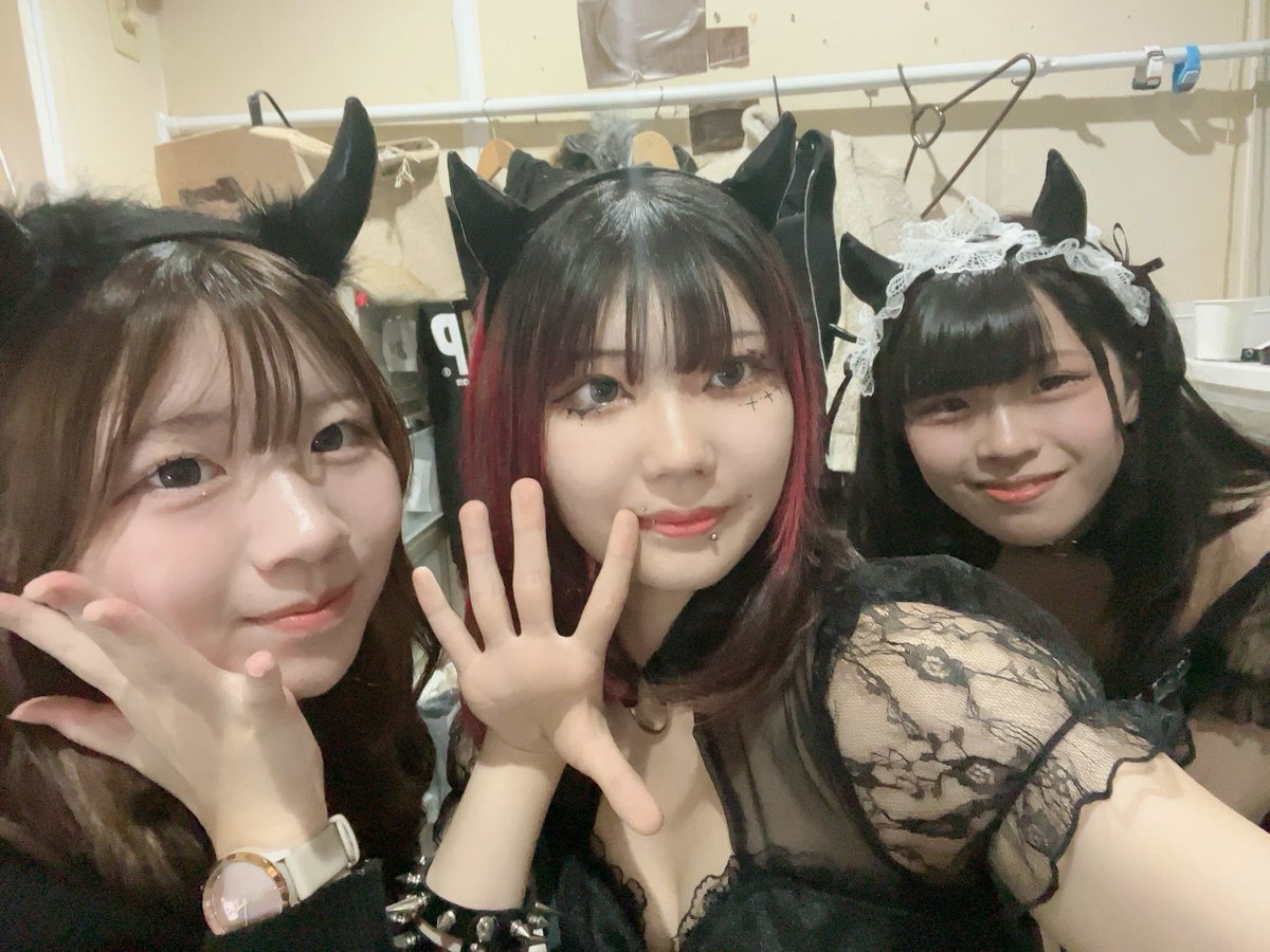 ry0oooo666's tweet photo. devil㌠ でち😈
さらちゃんしゃとんちゃんと写真撮ったよ♪ψ(⃔  ॑꒳ ॑*)⃕ψ↝ "ψ(⃔  ॑꒳ ॑*)⃕ψ↝"♪
2人ともほまにかわいいありがとっ(͒ ⸝⸝•̥𖥦•̥⸝⸝)͒♡ https://t.co/bpIm0U4Uhm