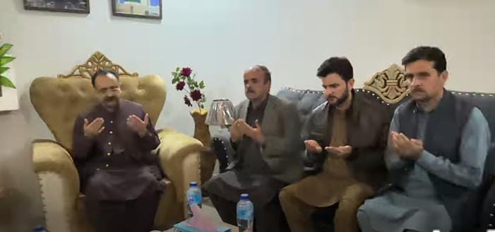 HaiderK83471's tweet photo. شاہکوٹ نیلم:صدر استحکام پاکستان پارٹی آزاد کشمیر و سابق وزیراعظم سردار تنویر الیاس خان کی سابق چیئرمین نیلم ڈویلپمنٹ بورڈ سید صداقت حسین شاہ کے بھائی سید کرامت کاظمی مرحوم ریٹائرڈ ایڈیشنل کمشنر ان لینڈ ریونیو کی وفات پر اظہارِ تعزیت کرنے انکے گھر آمد۔
@SardarTanveer https://t.co/iyyVyRtTUf