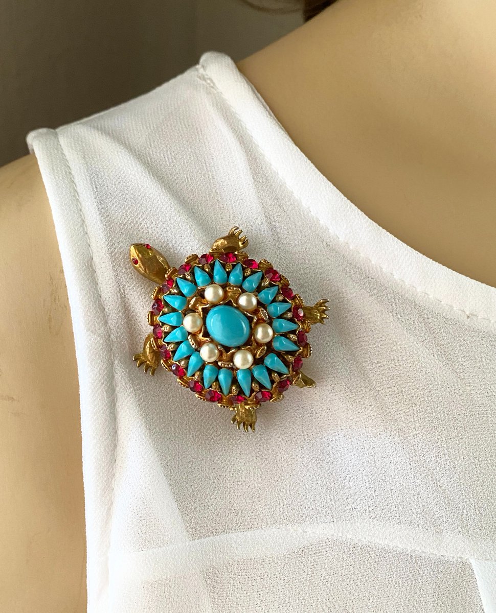 VntgJewelsNJunk's tweet photo. Here's some vintage turtle pins! Alice Caviness and HAR.  #turtles #AliceCaviness #HAR #vintagejewelry #maximist https://t.co/Q67zDebwc9 https://t.co/gkJYdqWa7w