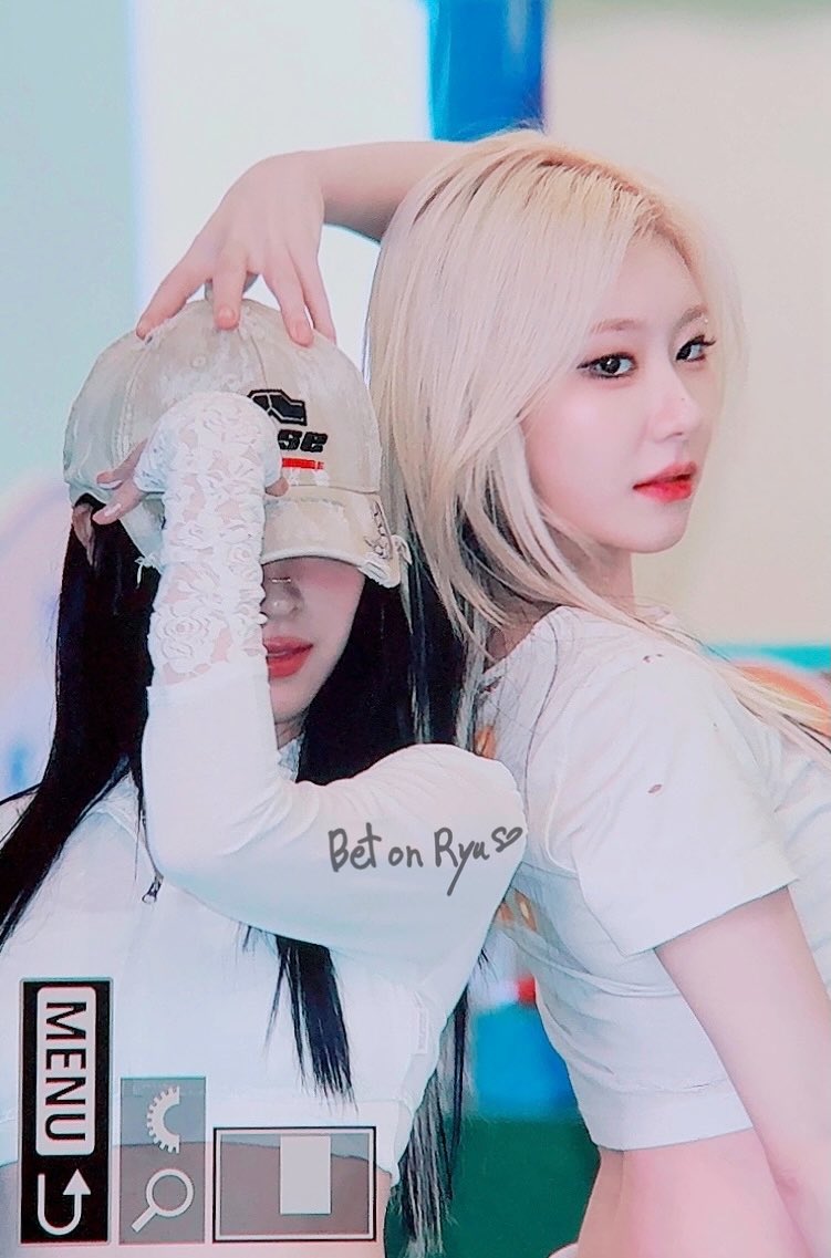 betonryu_srj's tweet photo. 241027 팝업스토어

🐱🦊

#ITZY #있지 #RYUJIN #류진
#CHAERYEONG #채령 #01즈
@ITZYofficial https://t.co/NwgJpMaSHR