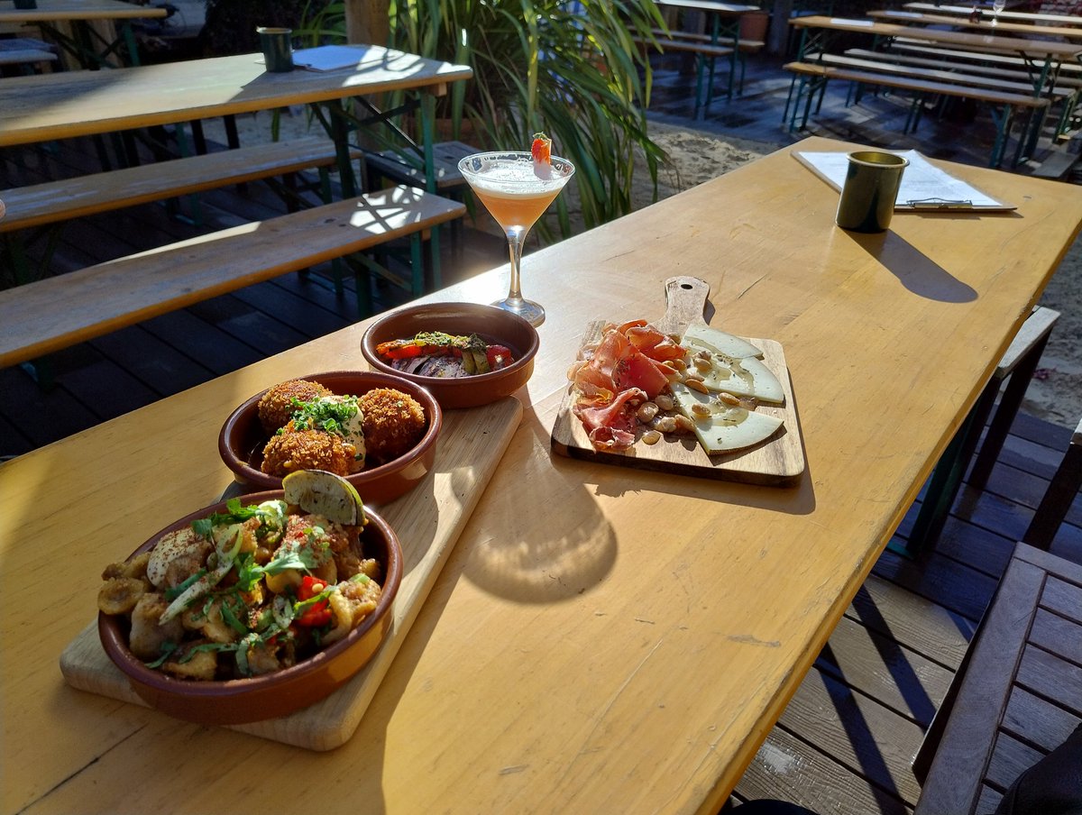 Didn't think I'd manage another lunch on the beach @ The Bedford Inn #Ramsgate - what amazing weather for the end of October #Tapas 😋 #Cocktails