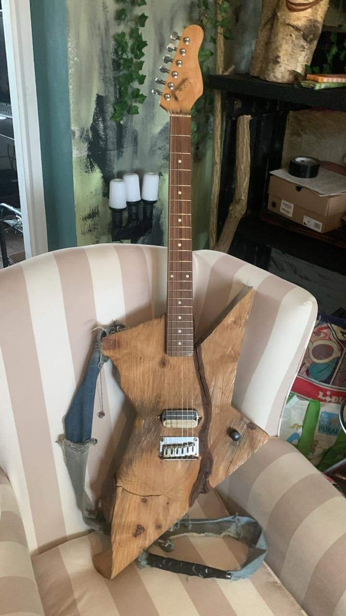 Cursed guitars (@cursedguitars) on Twitter photo 