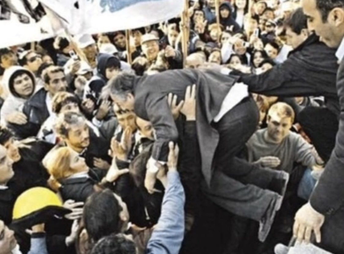 terelunalarioja's tweet photo. Desde la vuelta a la democracia de la noche larga y oscura de la dictadura, los 90 (y sus clanes) la debacle del 2001, llegó Néstor a devolverle a la política su capacidad transformadora. Estoy segura que así querría que se lo recuerde. 💪✌️♥️ 27 de Octubre #14años https://t.co/a26ydbHi3t