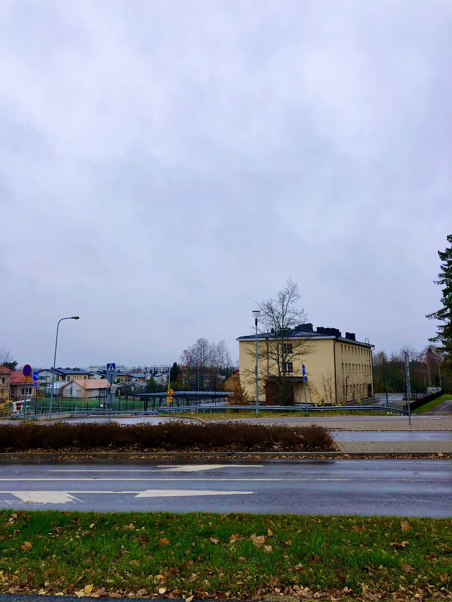 helip_j's tweet photo. Tänään k.tädillä taasen näkyiltiin 😊 Vähän on Lahdessa kalskea keli mutta kyllä ” liikenteessä ” lämmin tulee kun lenkkeillään 🥾 #Lahest #Lenkillä #Bongaillaan 💙🤍🍂🍃 https://t.co/aNKIDdOrLx