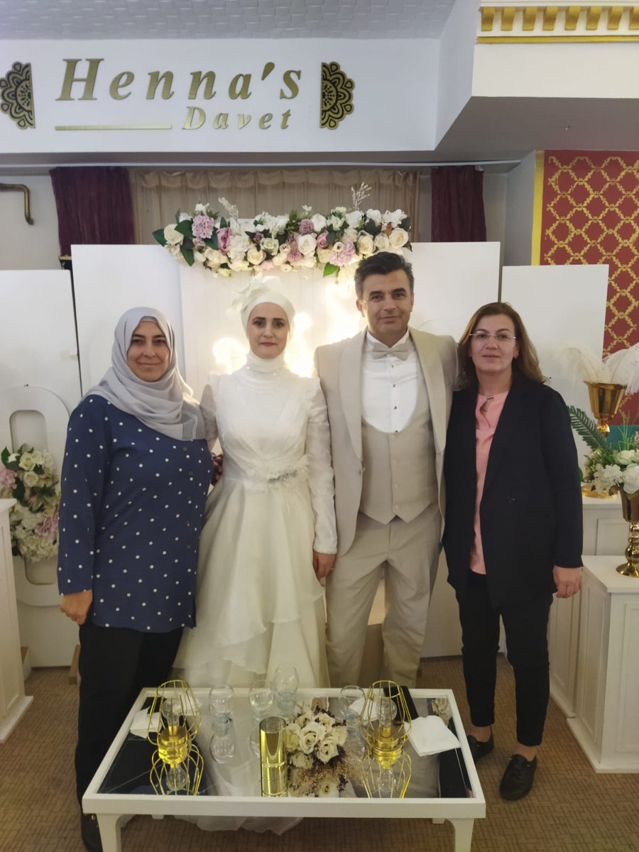 Seyitgazi İlçe Kadın Kolları olarak Serpil ve Evren Aslan arkadaşımızın nikâh merasimine katıldık. Allah mesut etsin bir ömür mutluluklar dileriz...
#AKKADINLARSEYİTGAZİ