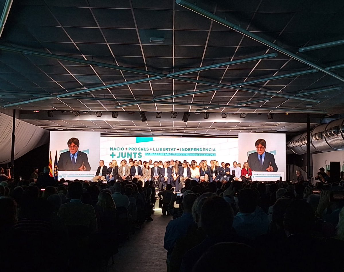 allobet4's tweet photo. "Ens toca sortir de les casernes d'hivern" diu el President @KRLS al #CongresJunts de Calella. Doncs endavant i som-hi! @JuntsBages https://t.co/JF70LRDK8G