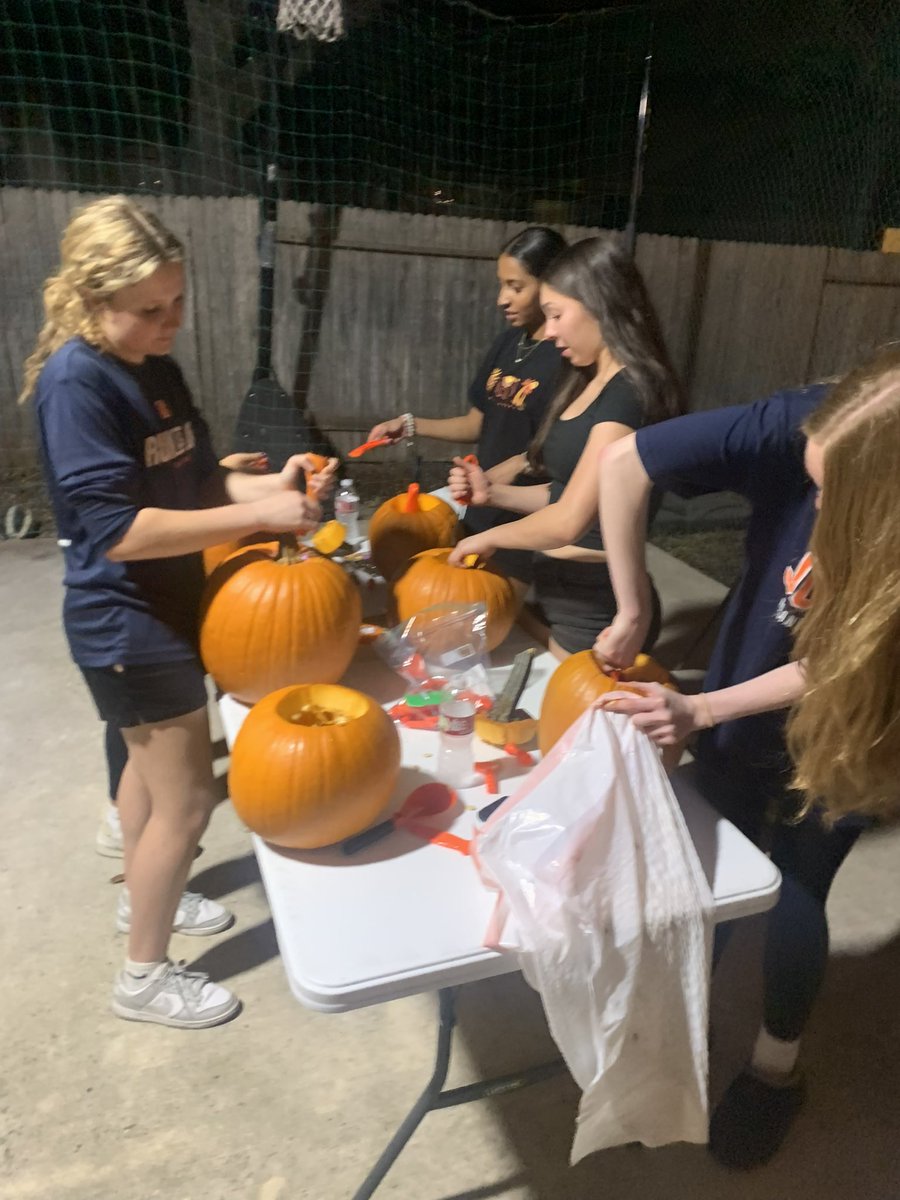 bhsorangeball's tweet photo. 1st scrimmage in the books, team dinner, pumpkin carving, scavenger hunt and s’more’s to end the day! Was a great day! Excited about this season and this team! 🧡💙 #family https://t.co/UqieIUdb0y