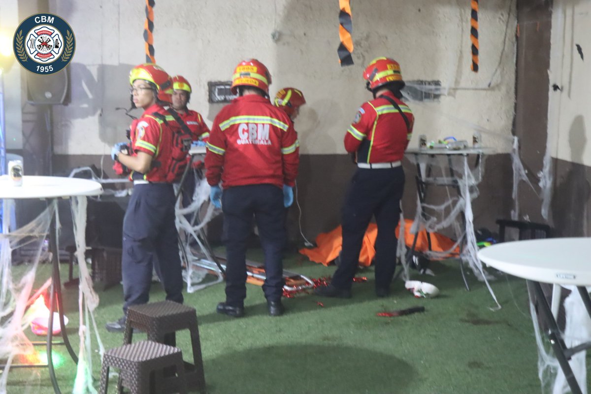 CanalAntigua's tweet photo. Bomberos Municipales reportan que un hombre y un menor de edad de 17 años murieron en ataque armado en la 7a. calle, 10-59, Quinta Samayoa, zona 7, en donde se realizaba una fiesta. Trasladaron a 2 mujeres y un hombre al Hospital Roosevelt.

#QuintaSamayoa #AtaqueArmado #Fiesta https://t.co/7eO6Ba3BWn