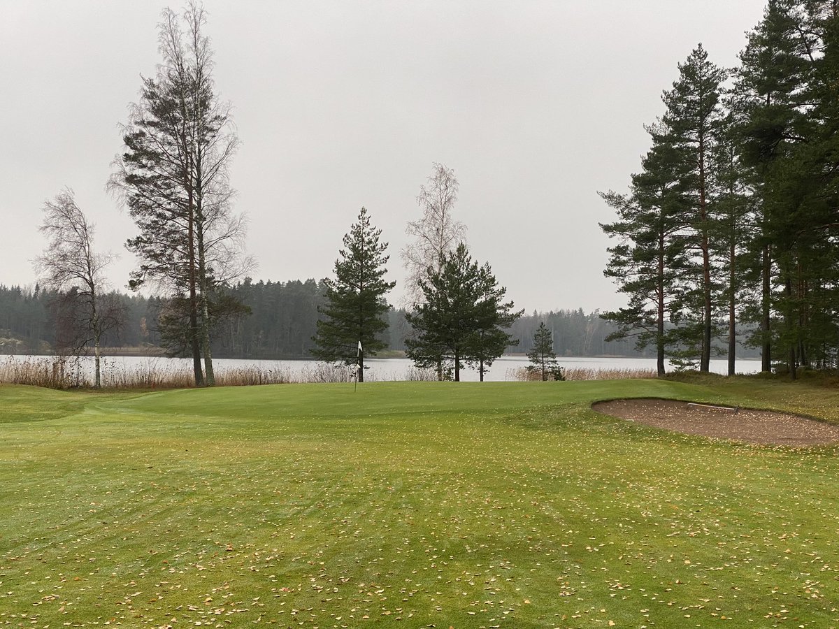 Golfkausi taputeltiin pakettiin varsin lonkeromaisessa säässä. Vaikka joukossa oli hyviäkin kierroksia, suoritustaso heitteli liikaa. Tärkeimmästä reikäpelikisasta tuli kuitenkin voitto. Kenttäbongauksen saralla haaviin tarttui kaksi huikeaa baanaa Dunas ja Visby.