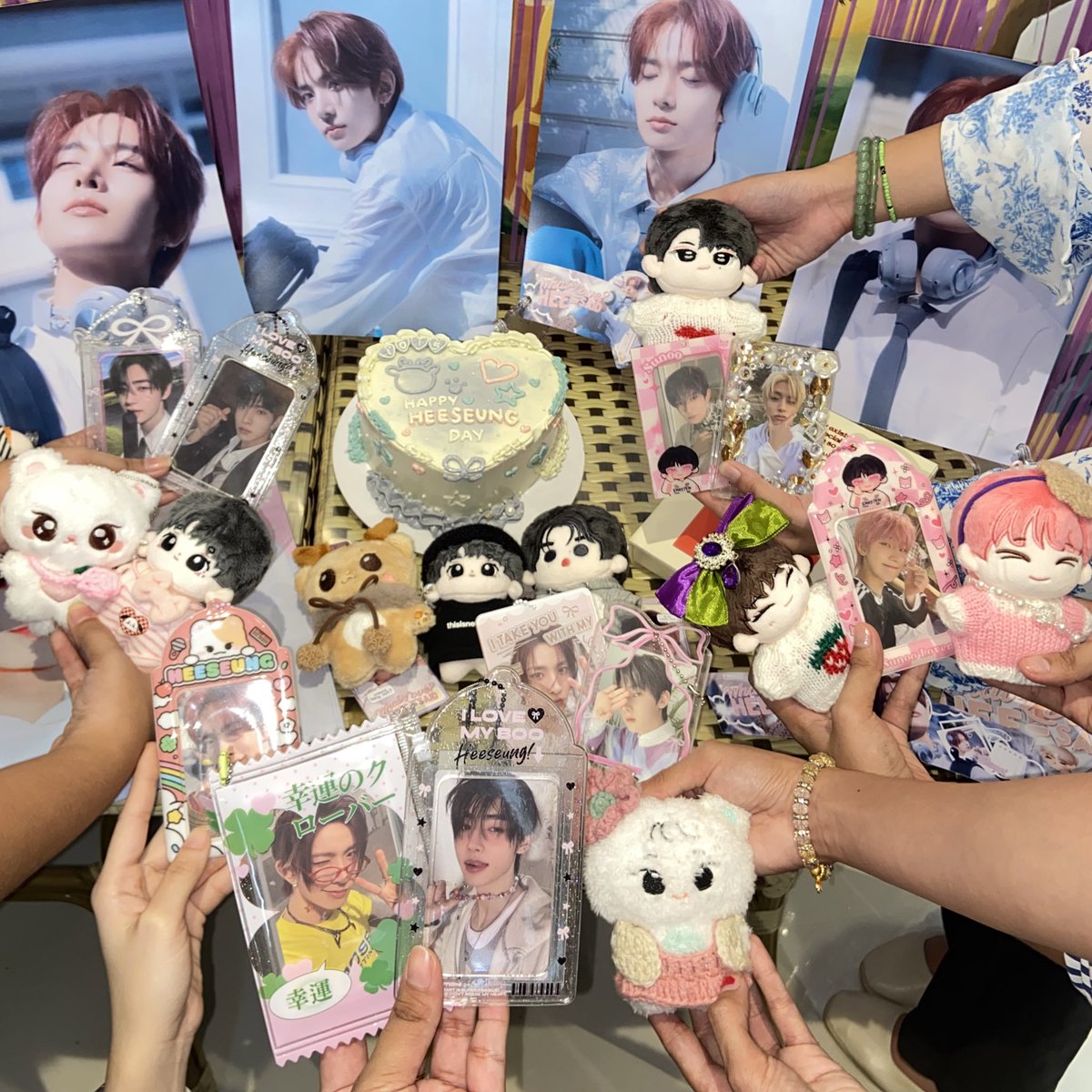 thee mandatory dolls and photocards group photoshoot in every cse XD