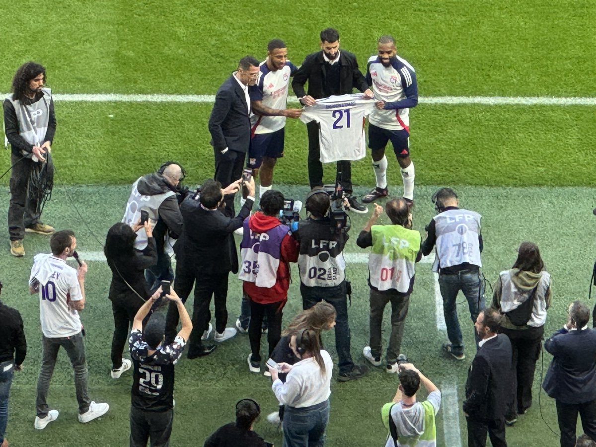 RadioScoopInfos's tweet photo. L’ancien capitaine Maxime Gonalons félicité pour sa carrière aux côtés de ses anciens coéquipiers Corentin Tolisso et Alexandre Lacazette.
Les souvenirs… 🥹⚽️
#OLAJA #Gonalons #Ligue1 https://t.co/Xofcrc1m0V