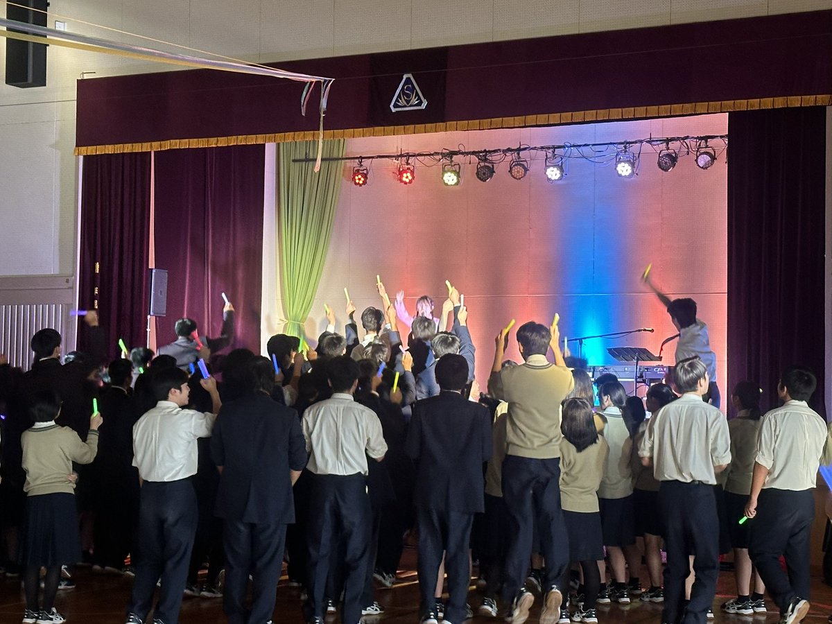 今日は鶴田町の下山学園高校の学校祭にお邪魔しました✨

樋川社長と多田慎也さんの講演のあとに、ジョナゴールドのライブ🎙️
多田さんにピアノ＆コーラスでサポートしていただきました🎹
びっくりするほど、盛り上がりました！
学祭楽しめたかな☺️

下山学園高校の皆さん、ありがとうございました✨