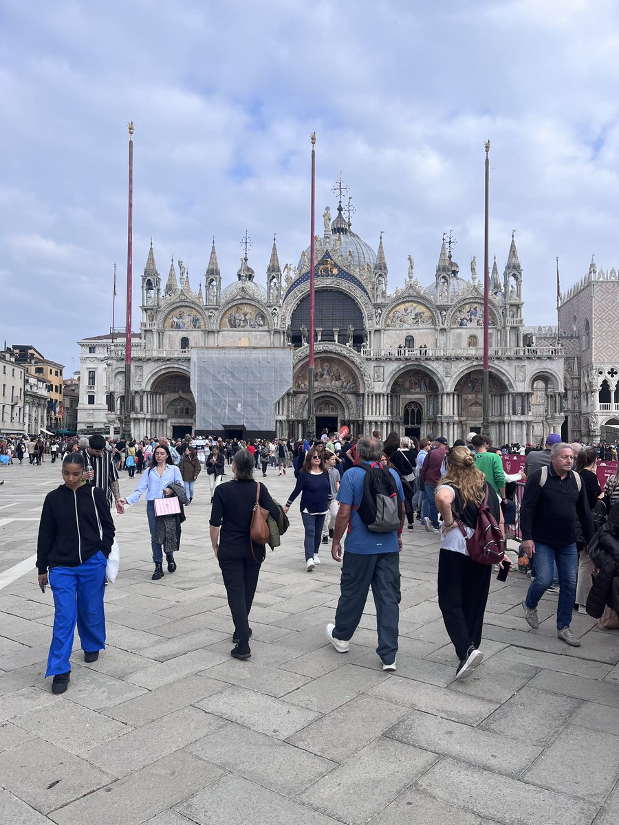violeta_morari's tweet photo. Supporting Venice marathon runners 🏃🍷 https://t.co/zKYP7M74sD