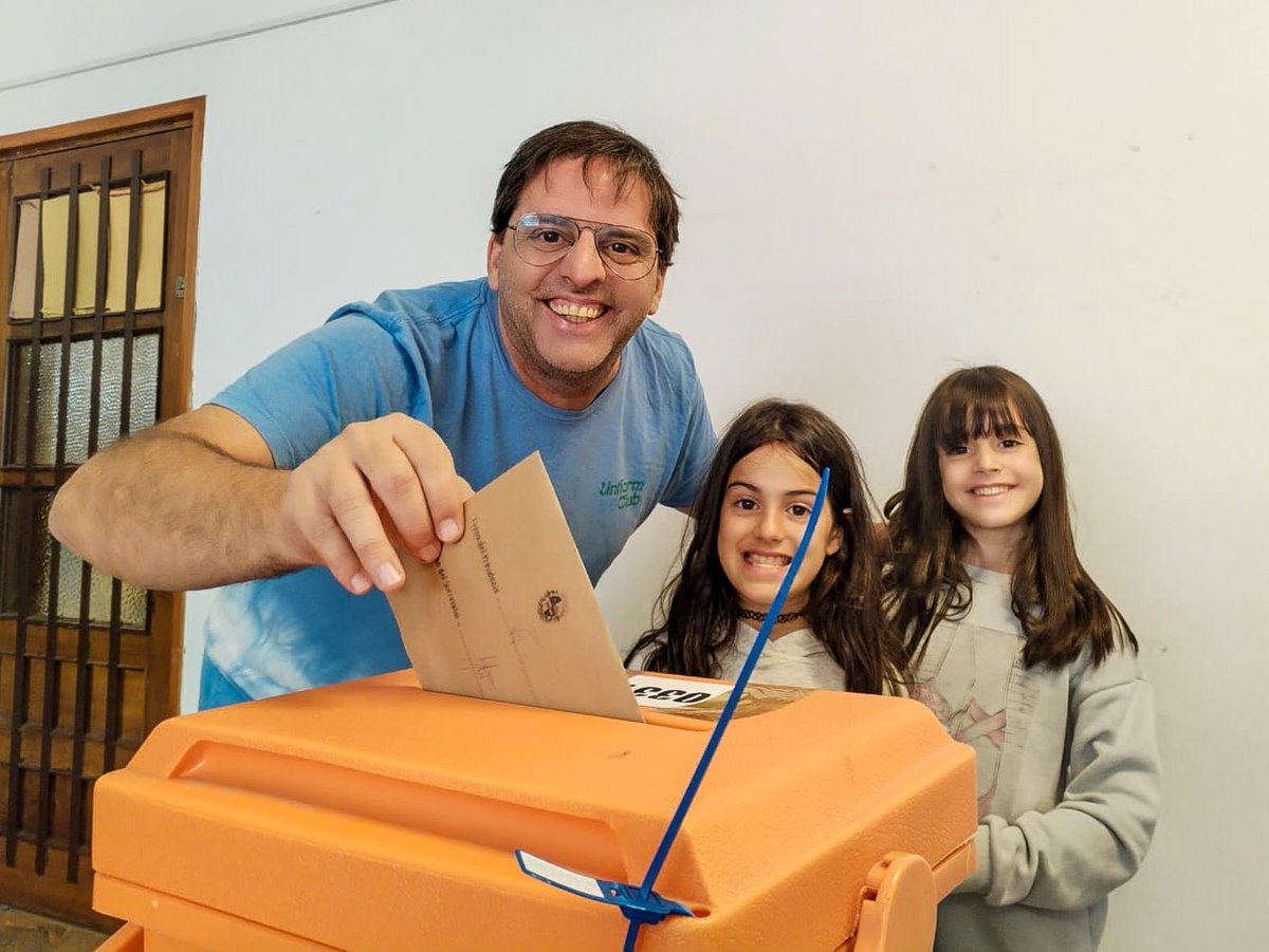ElPineyrua's tweet photo. Buena jornada para todos. Hermoso día para votar. Celebremos siempre la democracia. Salú salú. https://t.co/DD91hdgsgh