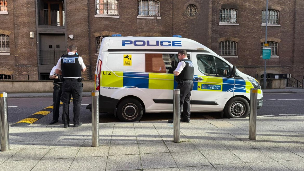 MPSIsleOfDogs's tweet photo. Today the SNT has attended a call on the Island, following dealing with the call checks were conducted on the male. The male was wanted for theft and criminal damage. The male was arrested and taken to custody by your local SNT. #GreatResults #MyLocalMet https://t.co/NTmbFjkCk2