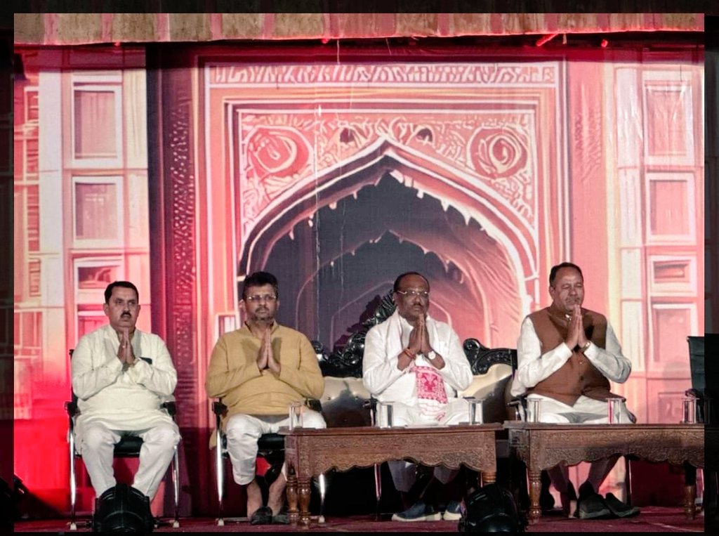 TiwariNilabh's tweet image. भारत भारती, बैतूल में वीरांगना रानी दुर्गावती पर आधारित महानाट्य का दिव्य प्रदर्शन  300 से अधिक कलाकार छात्रों द्वारा किया गया।आयोजन में भारत सरकार के केन्द्रीय जनजातीय मन्त्री श्री दुर्गादास उइके, भाजपा प्रदेश संगठन मंत्री श्री हितानंद शर्मा के साथ सम्मिलित हुआ।