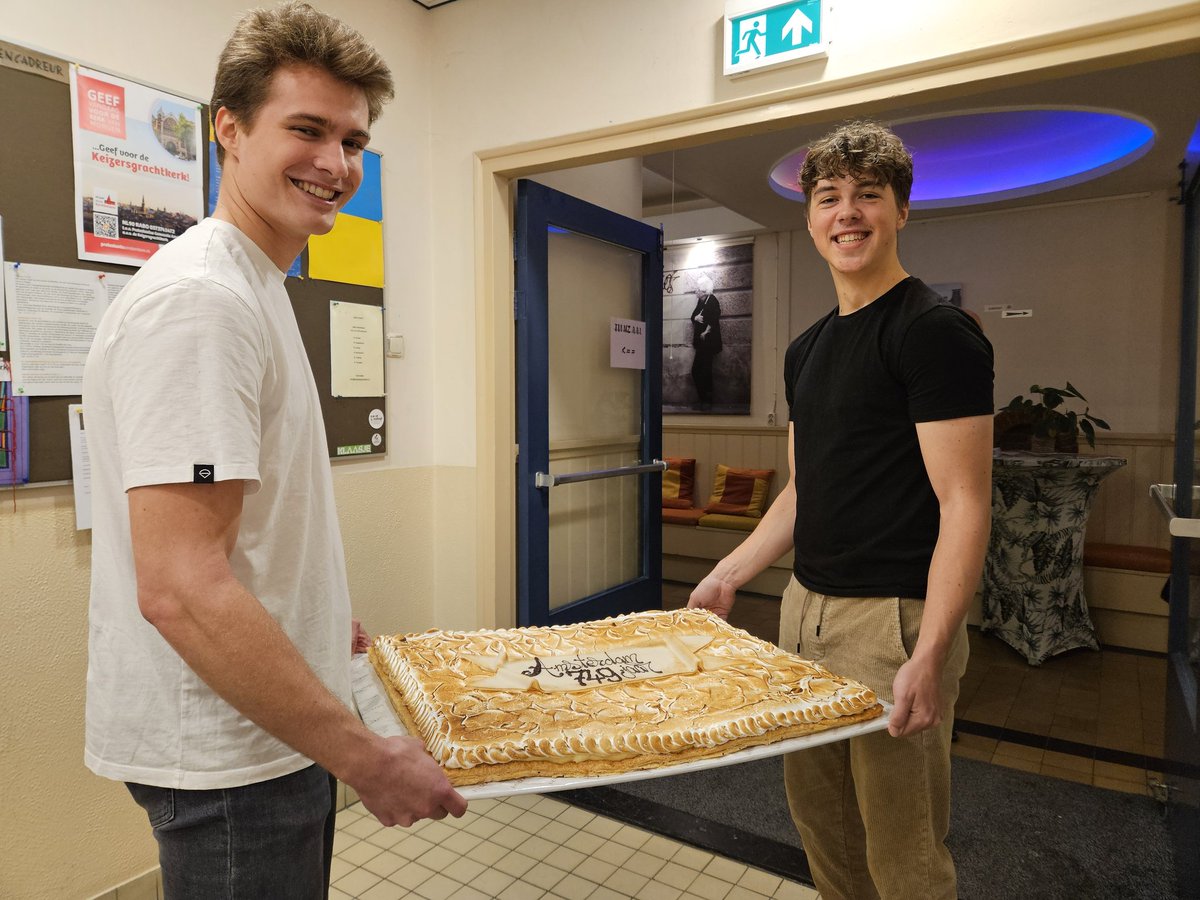 DE taart van bakkerij Holtkamp wordt voorzichtig de Keizersgrachtkerk binnengedragen ter gelegenheid van de viering van 749 jaar <a href="/AmsterdamNL/">Gemeente Amsterdam</a> onder de vertrouwde hoede van <a href="/VVAB_officieel/">VVAB</a>. Maar nu eerst een lezing van @ZefHemel.
<a href="/020centrum/">Stadsdeel Centrum</a> <a href="/roblabadie/">Rob Labadie</a> <a href="/WSchoonenberg/">Walther Schoonenberg</a>