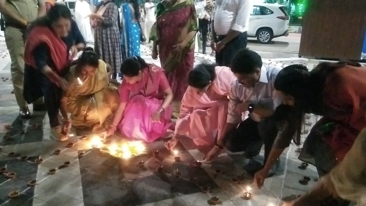 DahariyaG's tweet photo. @nssabvuCG  से संबंधी @JPverma_collage के स्वयंसेवक के द्वारा हैप्पी स्ट्रीट बिलासपुर में मान.पुलिस अधीक्षक के द्वारा चेतना विरुद्ध नशा,अभियान के तहत आज 5000,"चेतनादीप" प्रज्ज्वलित किया गया।@manojsinha812 @AwanishSharan @_NSSIndia #चेतना @bilaspurpolice1 @NSSRDBhopal @YASMinistry https://t.co/5sgvGD9Xwa