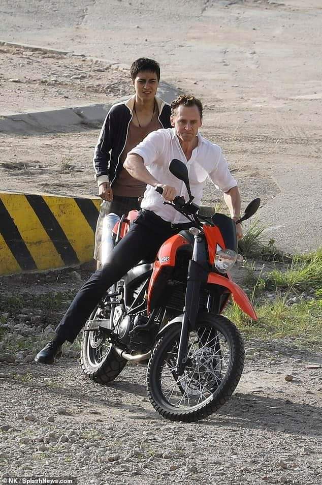 TomHidFansLATAM's tweet photo. Nuevoโผ๏ธ
Tom haciendo algunas escenas de The Night Manager en Barcelona.
๐ทNK/SplashNews.com, vรญa Daily Mail.
Hoy amanecรญ sintiend cosas de mujer ๐ฅด๐ฅ
I/II
#tomhiddleston #jonathanpine #thenightmanager #hiddles #hiddleslovers #hiddlessunshine https://t.co/VO3nZFyTGm