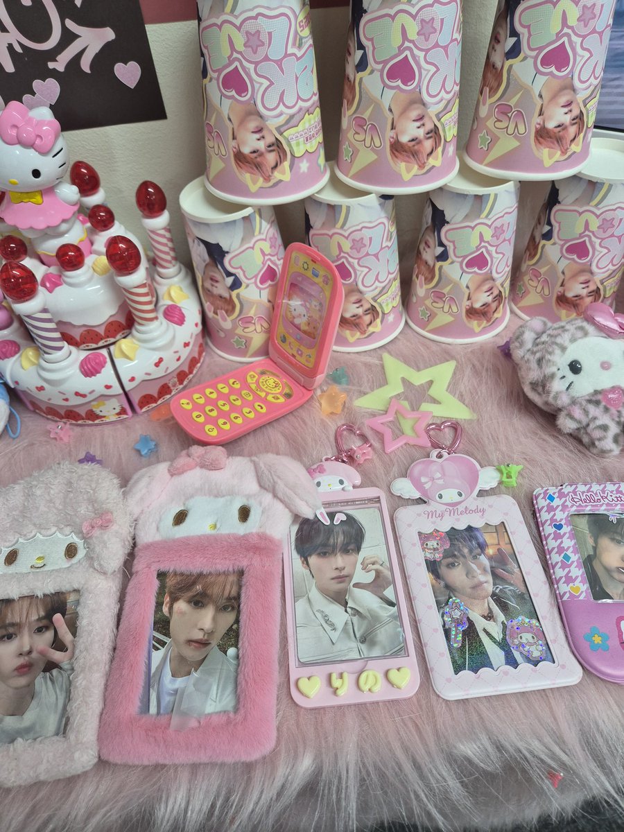 📌 아이니드케이크

기본특전이 너무 이뻐서 호다닥 여기도 다녀왔어요..♡
내부에 키치한 미노가 가득해서 너무 좋았습니다 럭드로는 뽑고 싶던 떡메가 나와 아주아주 만족했습니다♡
핑크핑크한 미노가 많아서 행복했다는...
•
•
•
#혹시_나_노_좋아하냐