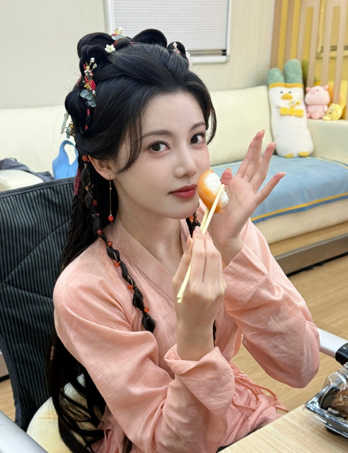 SZNFEED's tweet photo. 241026 ✩  weibo update

#孙珍妮 #SunZhenni https://t.co/N4Y2jsL3hm