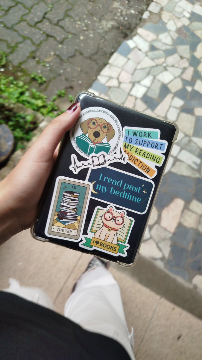 httpslavii_'s tweet image. Itens para decorar seu Kindle e ter um Kindle aesthetic 🎀🫶