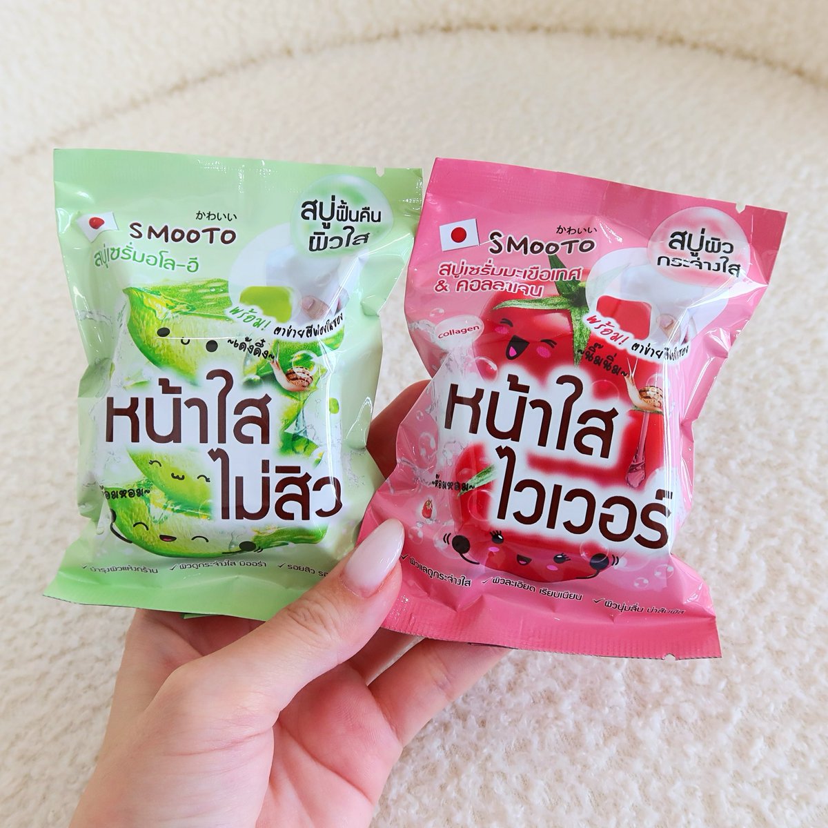 ใครว่าสบู่ก้อนล้างหน้าไม่ได้ เถียงขาดใจนะ เพราะสบู่ก้อน Smooto มันดีมันเริ่ด ทั้งตัว Aloe-E acne💚และ Tomato🍅 นี่ชอบสีเขียวอะ ลดสิวอุดตันดี ลดความมันสิวแห้งไว แต่หน้าไม่แห้งเอี๊ยดนะคะ สีแดงคือสบู่เซรั่มมะเขือเทศ เน้นหน้าใสไวๆ ชอบตรงมีตาข่ายตีฟองมาให้เลยฉ่ำในซอง แล้วก้อนเดียวใช้ได้ทั้งหน้า+ผิวอะ