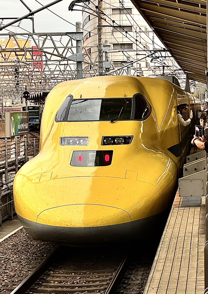 umesan221's tweet photo. ドクターイエローの車掌さんがお客さんに笑顔で手を振ってる。
間近で見るほど幸せを感じる。
#dryellowcom
#ドクターイエロー
#東海道新幹線
#travelJGCSFC
#tetsudo_release
#SCMaglevRailway https://t.co/Amk854aRvs