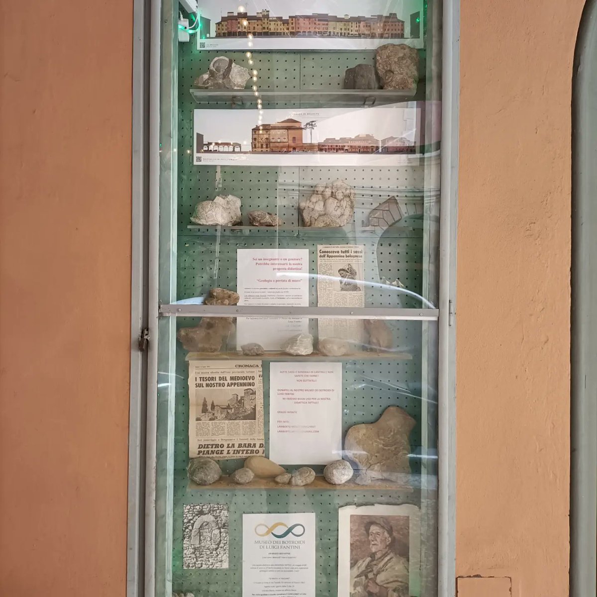 Ancora una volta la nostra vetrina in centro a Bologna e' fondamentale!!

Al momento le strade che portano al nostro Museo sono molto poco agibili ma la nostra voglia di incontrare le persone e di comunicare non si ferma grazie alla vetrina dagli amici di Gianni Vini Bar