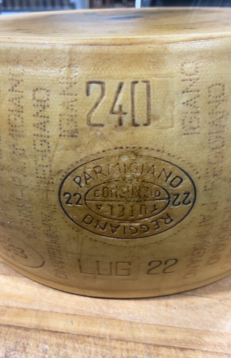 #DYK: 🧀There’s a consortium for #ParmigianoReggiano. The Consorzio del Parmigiano-Reggiano is a governing body that enforces rules on how the #cheese is made + consists of 309 dairies. 😁🧀 #facts