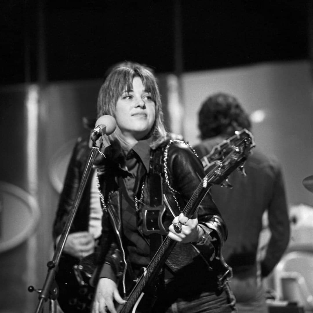 MIKEYWMS's tweet photo. "Well your mama don't know where your sister done go." Suzi Quatro in Germany - Photo by Schweigmann 👍🏻📸
(rock n roll re-dux page)
#devilgatedrive #suziquatro #bassplayer #bassguitar #rocknroll #70srock #altpop https://t.co/mFLXd4llT8