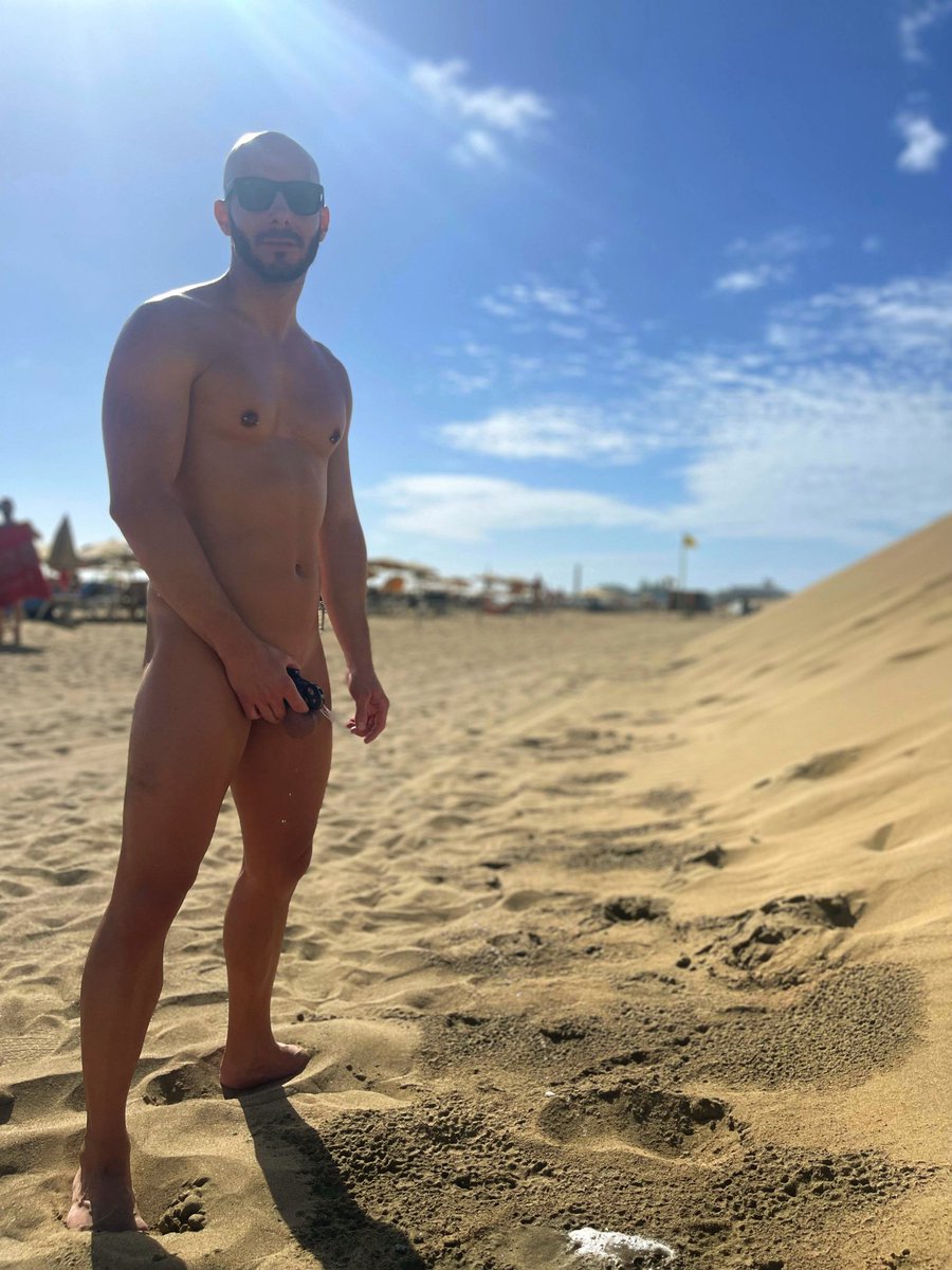 TBumBerlin's tweet photo. Never felt more free: caged piss at the beach 🐷 

#TeamLocked #ChastityBoy #MaleChastity #GayChastity #MenChastity #ChastityMen https://t.co/b3w6DhCkMV