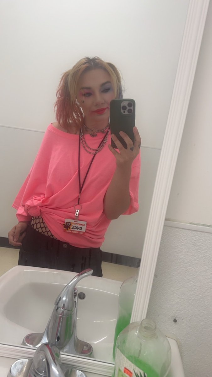 DarcieHexe's tweet photo. Half ass Harley Quinn for work today https://t.co/ZrfjfsDwh0
