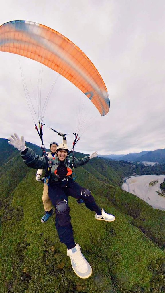 パラグライダーに乗ってきたー！
自分がドローンになったような気分で
楽しいー！