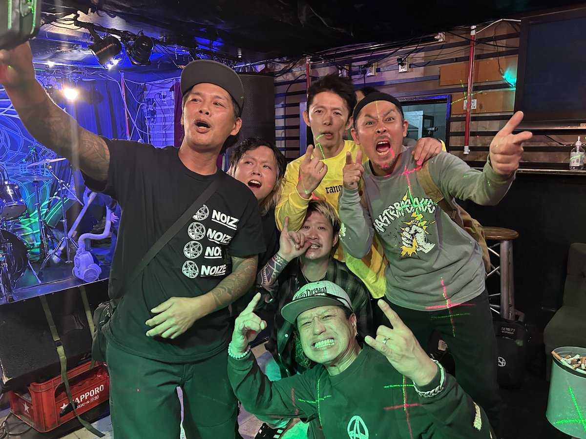 BYPASS05789986's tweet photo. 昨夜は久しぶりのソクラテスおもろかったなぁ。全バンドキレキレでお祭り騒ぎでした(笑)いい刺激になったわ。皆さんありがとうございました！暴動ギグ最高！

https://t.co/kZ0S0UJ7Zc https://t.co/QUrWsboYtP