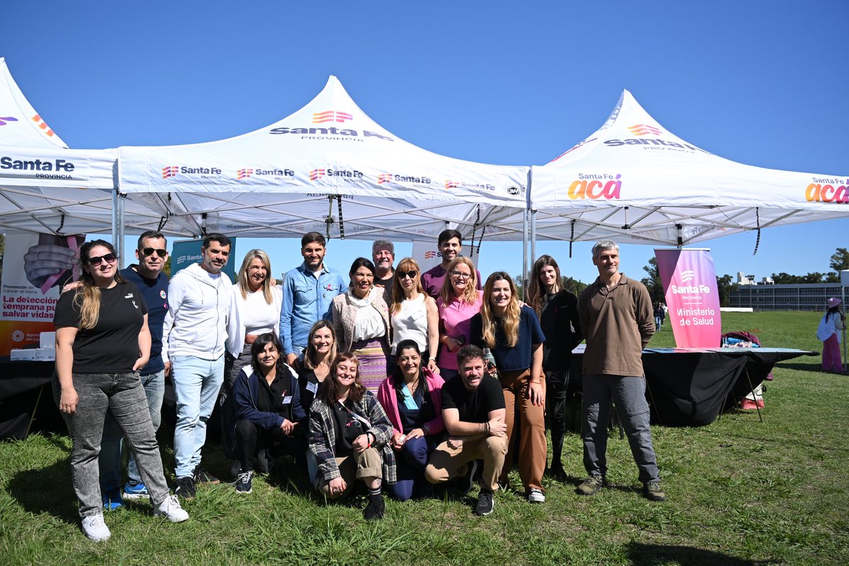CacuCandido's tweet photo. En Rosario, acompañamos a @maxipullaro en la apertura del primer seven de hockey mamis, en el marco del Octubre Rosa y a beneficio de LALCEC.
El #SantaFeAca estuvo presente con los equipos de salud y seguridad alimentaria. https://t.co/7yt9nvTIDh