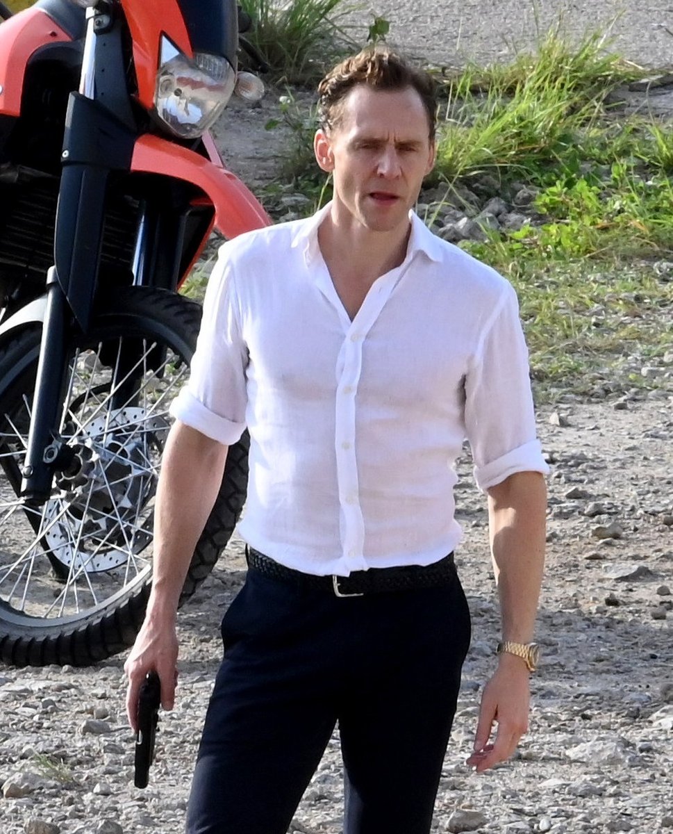 daisy_104's tweet photo. Tom Hiddleston filming the 2nd Season of The Night Manager in Spain on October 24, 2024 https://t.co/Bv5xZDKaKp